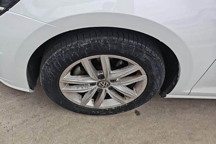 Used Volkswagen Golf 2018 1.6L Automatic Comfort Model Left Front Wheel Hub