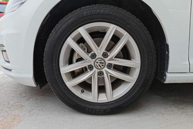Used Volkswagen Golf 2018 230TSI Automatic Comfort Model Left Front Wheel Hub