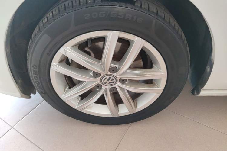 Used Volkswagen Golf 2018 230TSI Automatic Comfort Model Left Front Wheel Hub