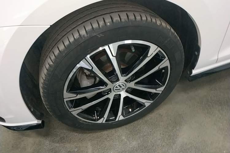 Used Volkswagen Golf 2018 280TSI Automatic R-Line Model Left Front Wheel Hub