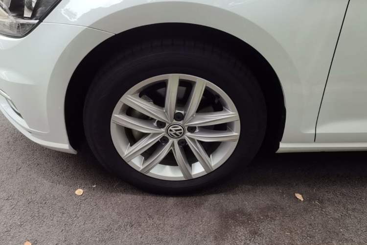 Used Volkswagen Golf 2018 1.6L Automatic Comfort Model Left Front Wheel Hub