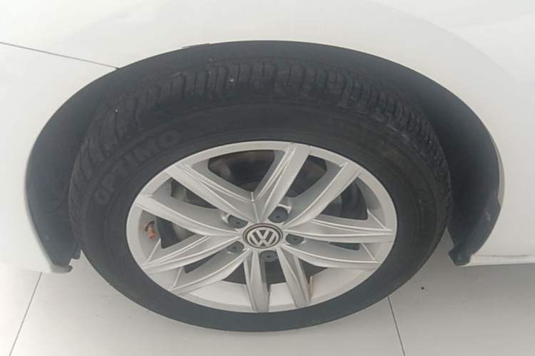 Used Volkswagen Golf 2018 230TSI Automatic Comfort Model Left Front Wheel Hub