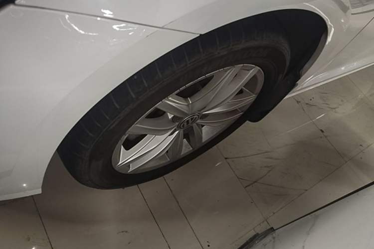 Used Volkswagen Golf 2018 230TSI Automatic Comfort Model Left Front Wheel Hub