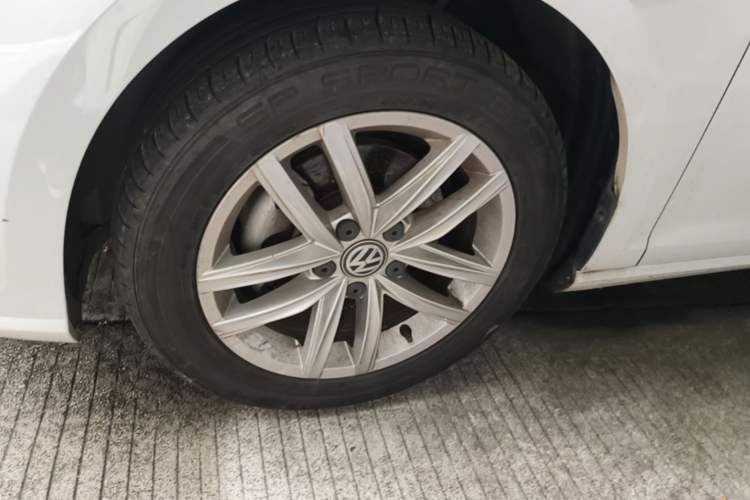Used Volkswagen Golf 2018 230TSI Automatic Comfort Model Left Front Wheel Hub