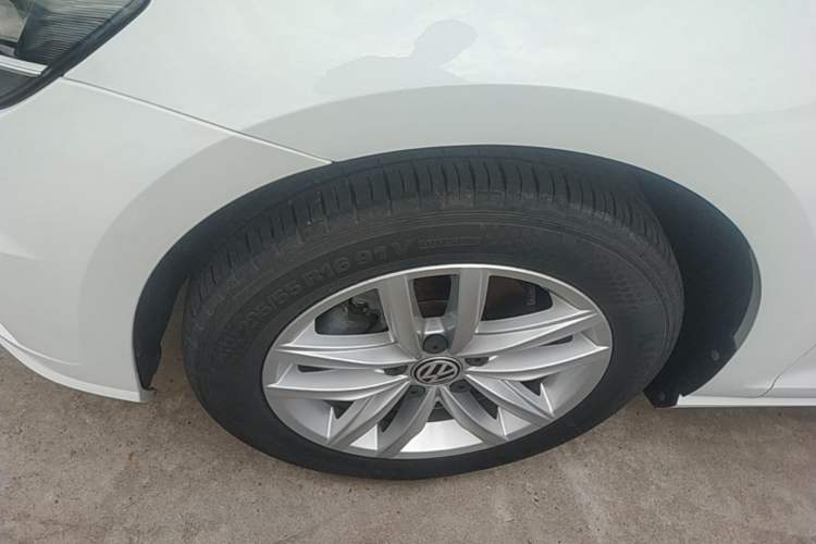 Used Volkswagen Golf 2018 230TSI Automatic Comfort Model Left Front Wheel Hub