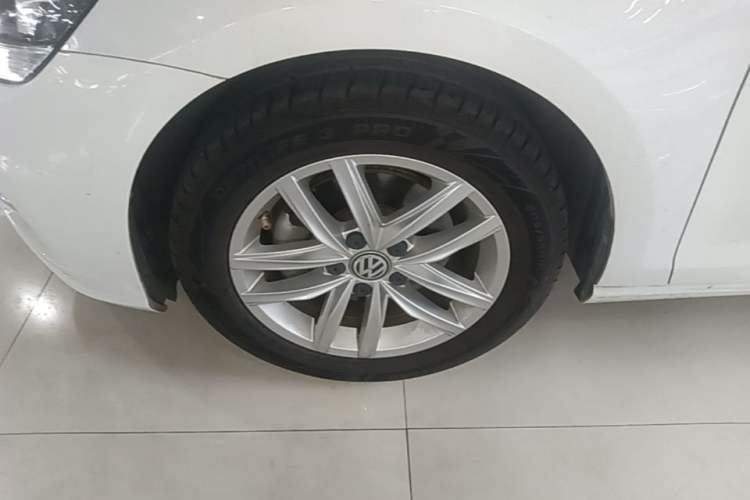 Used Volkswagen Golf 2018 230TSI Automatic Comfort Model Left Front Wheel Hub