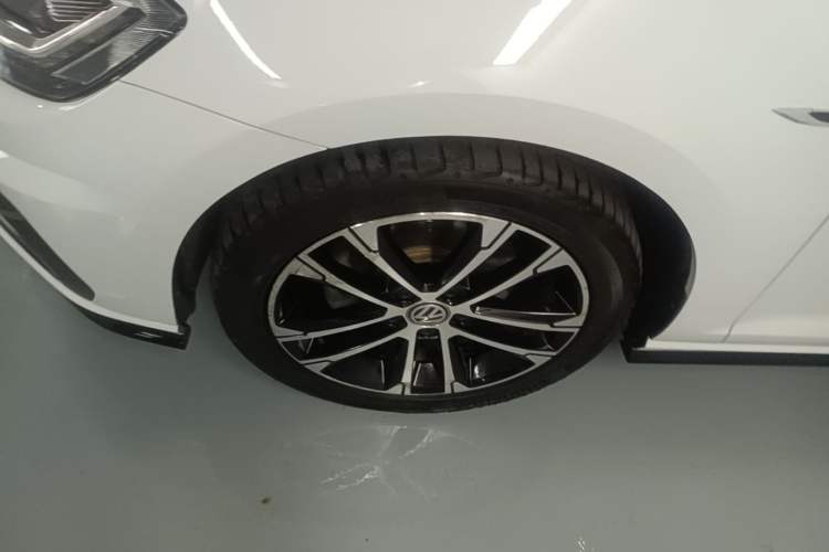 Used Volkswagen Golf 2018 280TSI Automatic R-Line Model Left Front Wheel Hub