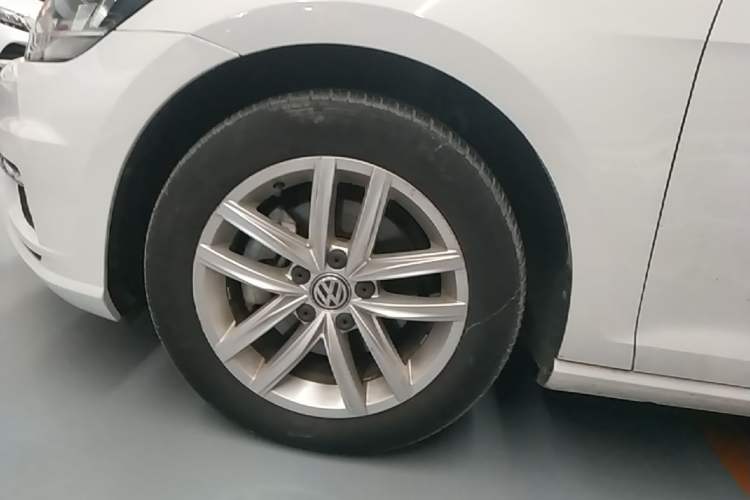 Used Volkswagen Golf 2018 230TSI Automatic Comfort Model Left Front Wheel Hub