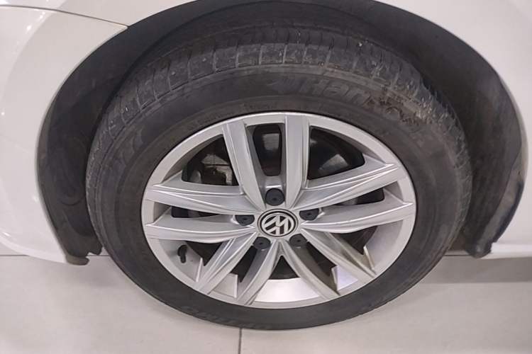 Used Volkswagen Golf 2018 230TSI Automatic Comfort Model Left Front Wheel Hub