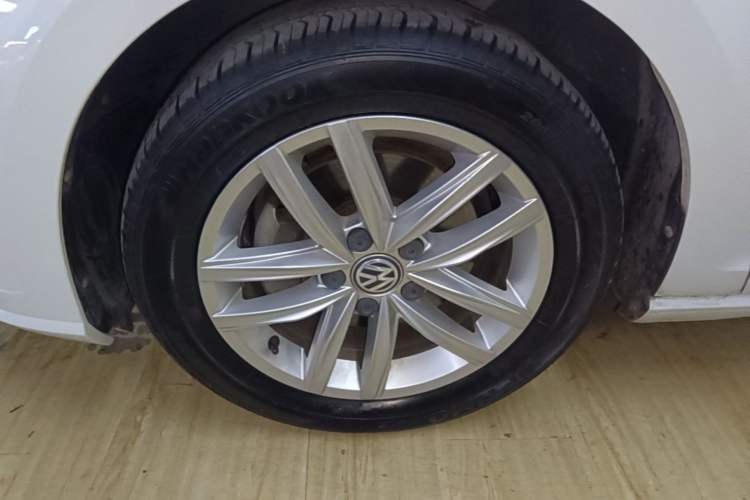 Used Volkswagen Golf 2018 230TSI Automatic Comfort Model Left Front Wheel Hub