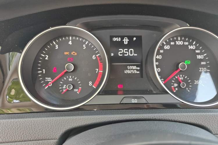 Used Volkswagen Golf 2018 1.6L Automatic Fashion Model Odometer Close Up