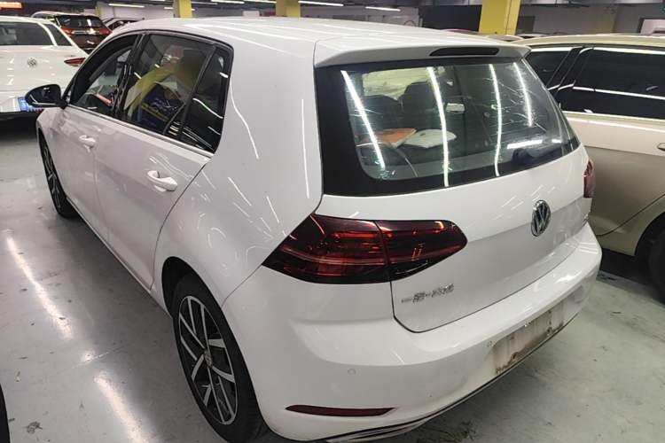 Used Volkswagen Golf 2018 230TSI Automatic Luxury Version Rear Left 45 Deg