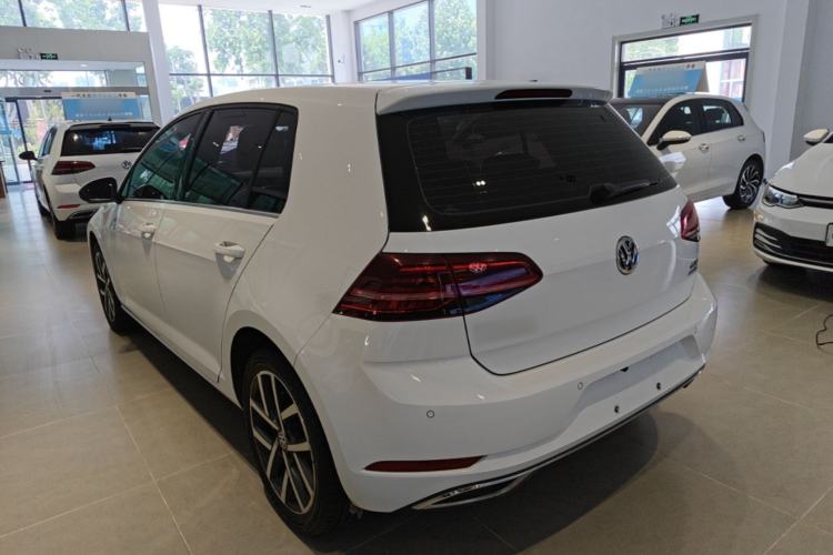 Used Volkswagen Golf 2018 230TSI Automatic Luxury Version Rear Left 45 Deg
