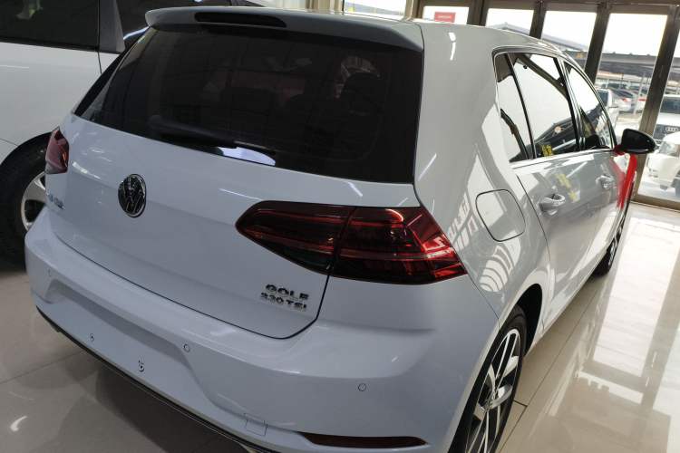 Used Volkswagen Golf 2018 230TSI Automatic Luxury Version Rear Right 45 Deg