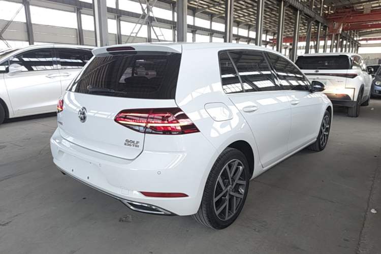 Used Volkswagen Golf 2018 230TSI Automatic Luxury Version Rear Right 45 Deg