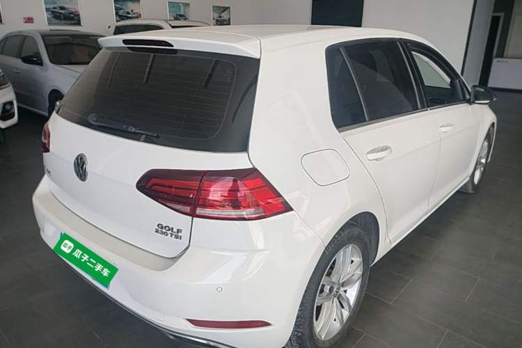 Used Volkswagen Golf 2018 230TSI Automatic Comfort Model Rear Right 45 Deg