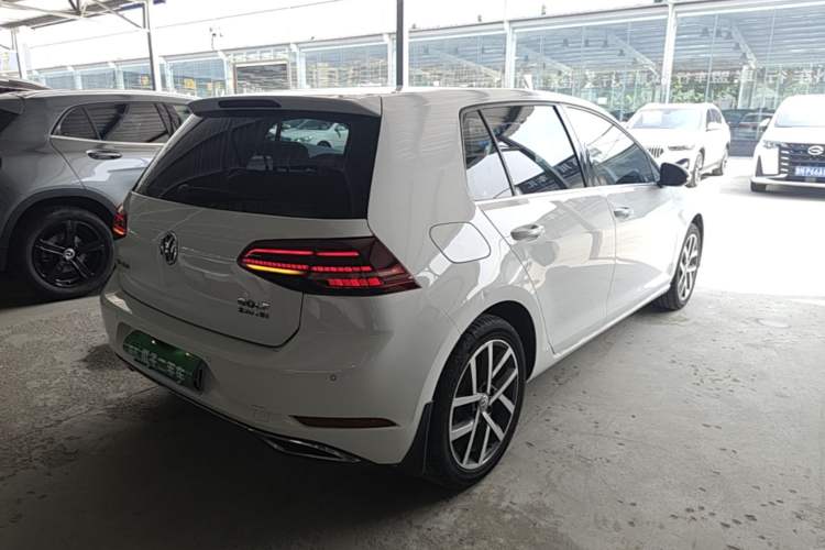 Used Volkswagen Golf 2018 230TSI Automatic Luxury Version Rear Right 45 Deg
