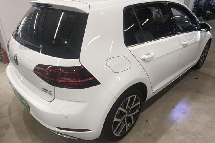 Used Volkswagen Golf 2018 230TSI Automatic Luxury Version Rear Right 45 Deg