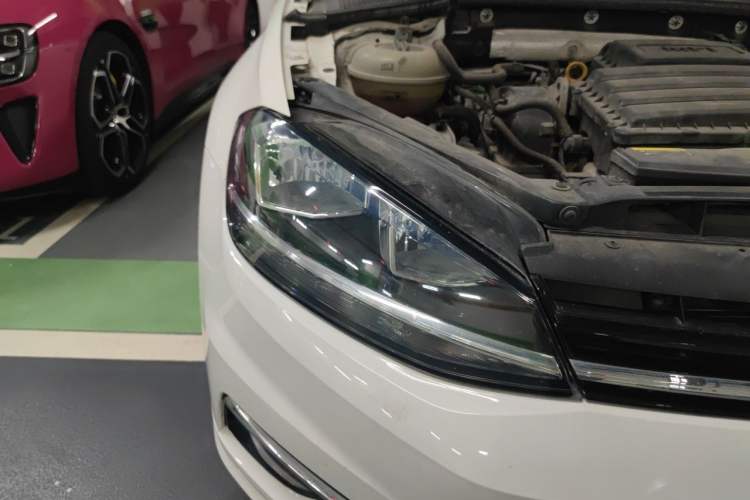 Used Volkswagen Golf 2018 1.6L Automatic Comfort Model Right Front Headlight