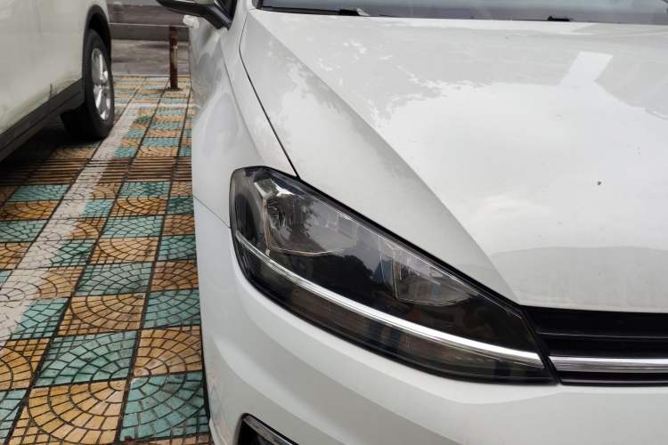 Used Volkswagen Golf 2018 1.6L Automatic Comfort Model Right Front Headlight