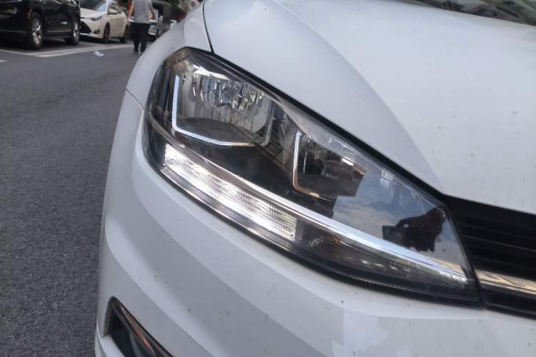 Used Volkswagen Golf 2018 230TSI Manual Comfort Version Right Front Headlight
