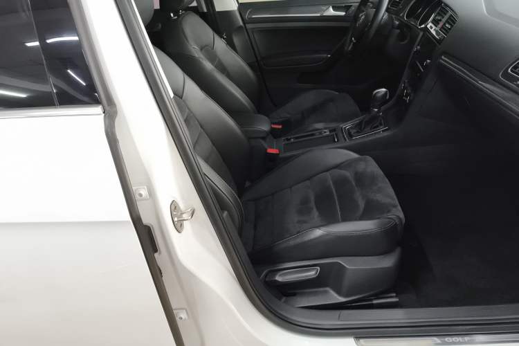 Used Volkswagen Golf 2018 230TSI Automatic Luxury Version Right Front Seat