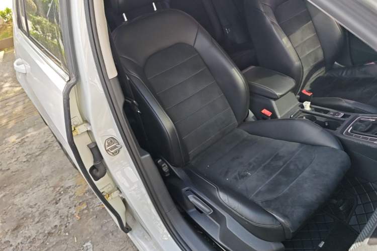 Used Volkswagen Golf 2018 230TSI Automatic Luxury Version Right Front Seat