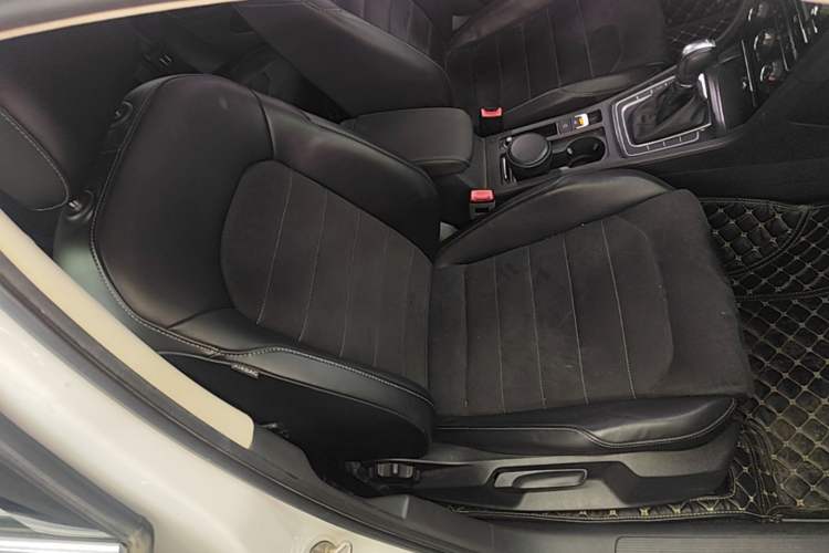 Used Volkswagen Golf 2018 230TSI Automatic Luxury Version Right Front Seat