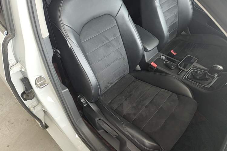 Used Volkswagen Golf 2018 230TSI Automatic Luxury Version Right Front Seat