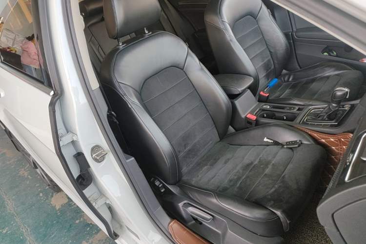 Used Volkswagen Golf 2018 230TSI Automatic Luxury Version Right Front Seat