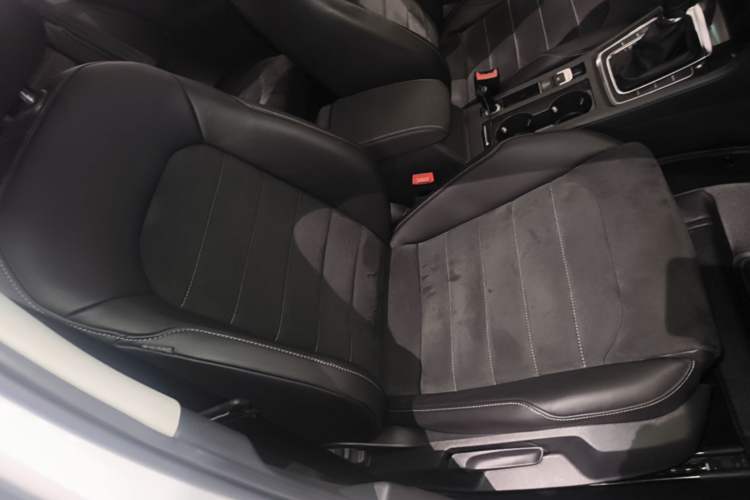 Used Volkswagen Golf 2018 230TSI Automatic Luxury Version Right Front Seat