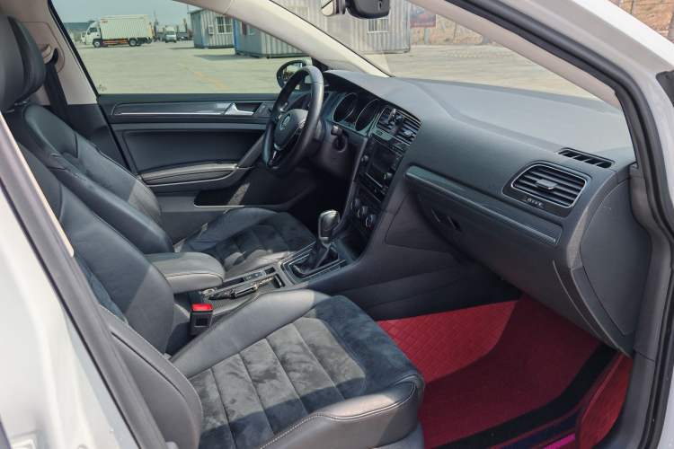 Used Volkswagen Golf 2018 230TSI Automatic Luxury Version Right Front Seat
