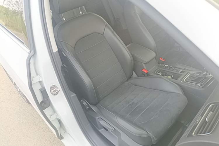 Used Volkswagen Golf 2018 230TSI Automatic Luxury Version Right Front Seat
