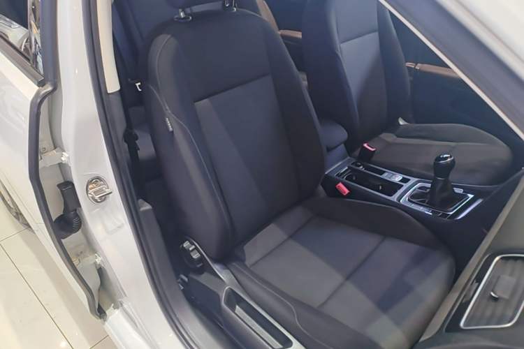 Used Volkswagen Golf 2018 1.6L Manual Fashion Edition Right Front Seat