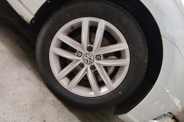 Used Volkswagen Golf 2018 230TSI Automatic Comfort Model Right Front Wheel Hub