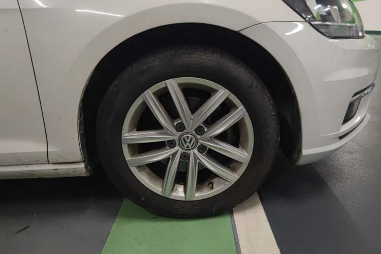 Used Volkswagen Golf 2018 1.6L Automatic Comfort Model Right Front Wheel Hub