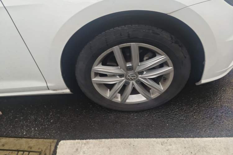 Used Volkswagen Golf 2018 230TSI Automatic Comfort Model Right Front Wheel Hub