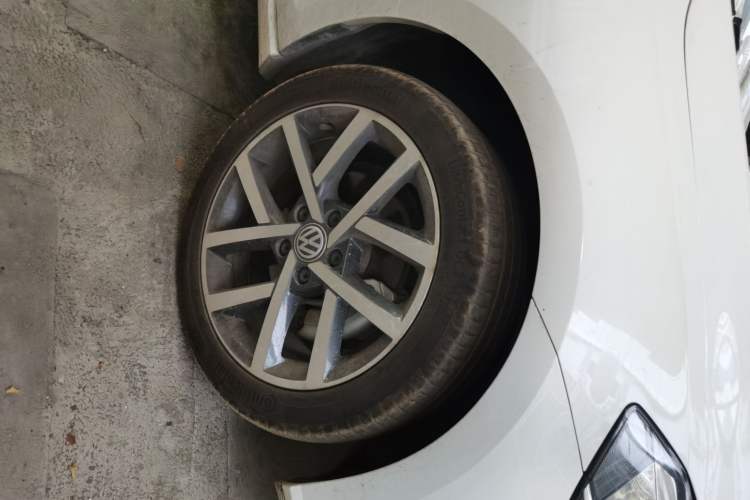 Used Volkswagen Golf 2018 230TSI Automatic Luxury Version Right Front Wheel Hub