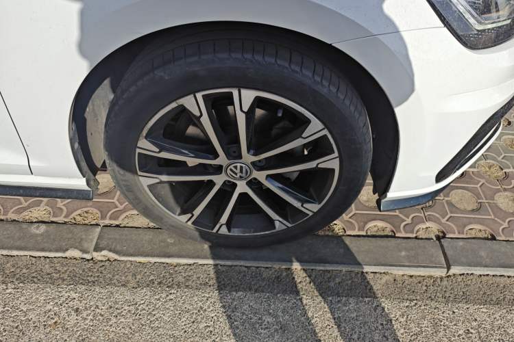 Used Volkswagen Golf 2018 280TSI Automatic R-Line Model Right Front Wheel Hub