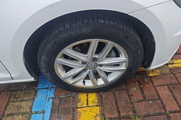 Used Volkswagen Golf 2018 1.6L Automatic Comfort Model Right Front Wheel Hub