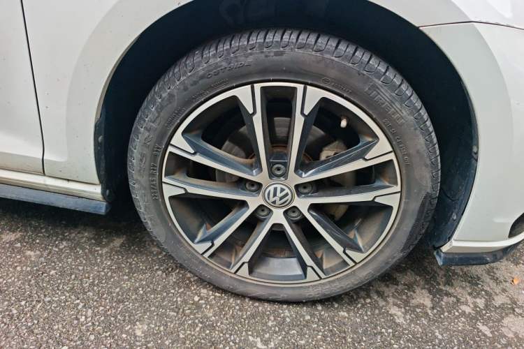 Used Volkswagen Golf 2018 280TSI Automatic R-Line Model Right Front Wheel Hub