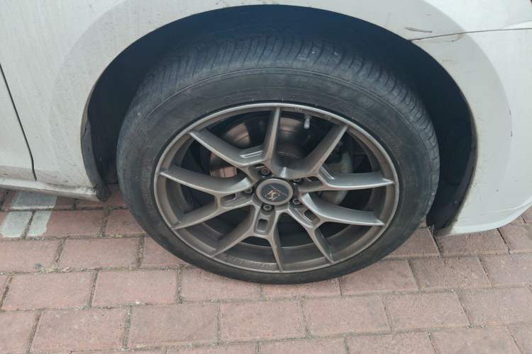 Used Volkswagen Golf 2018 230TSI Automatic Luxury Version Right Front Wheel Hub