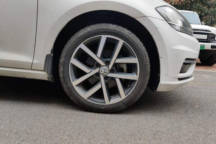 Used Volkswagen Golf 2018 230TSI Automatic Luxury Version Right Front Wheel Hub