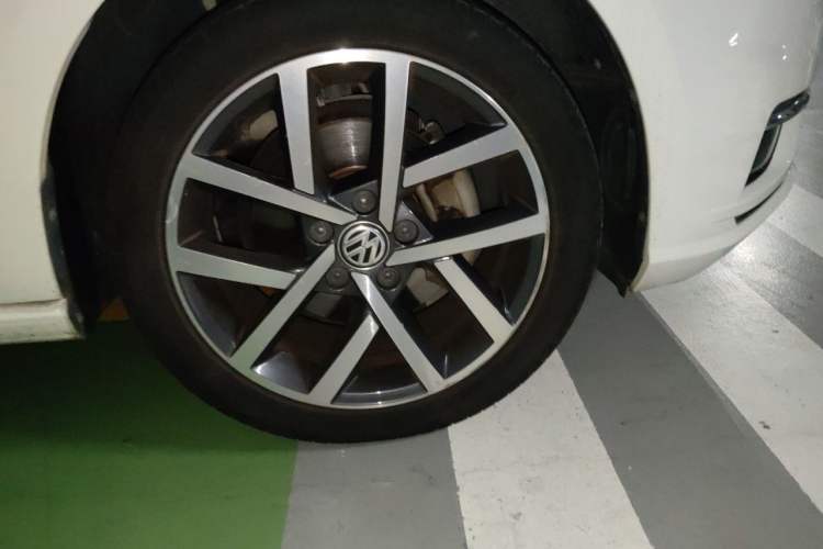 Used Volkswagen Golf 2018 230TSI Automatic Luxury Version Right Front Wheel Hub