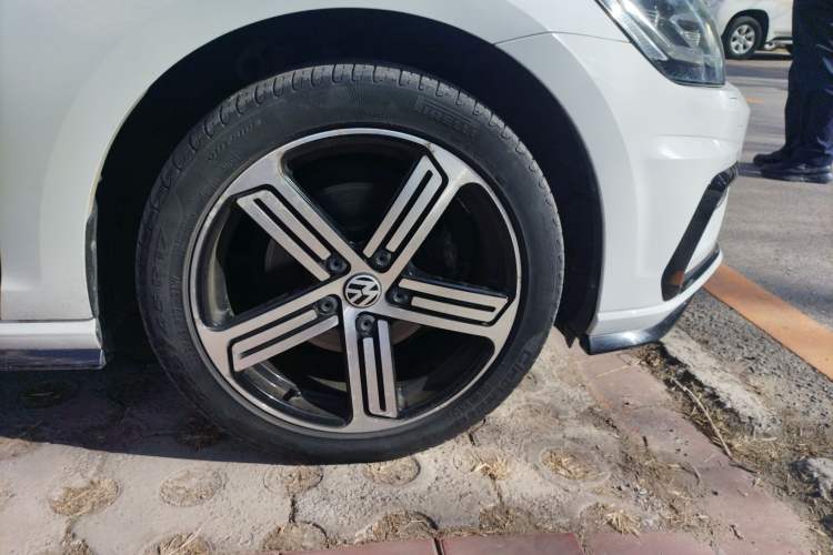 Used Volkswagen Golf 2018 280TSI Automatic R-Line Model Right Front Wheel Hub