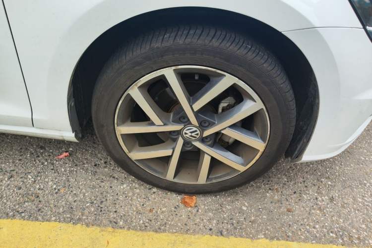 Used Volkswagen Golf 2018 230TSI Automatic Luxury Version Right Front Wheel Hub