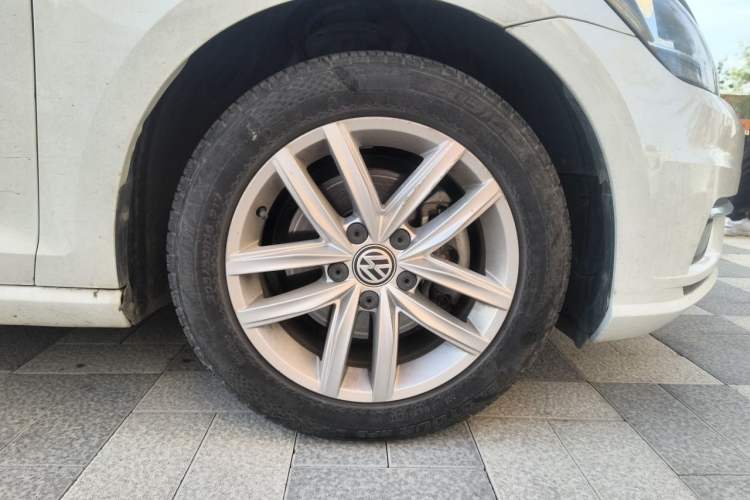 Used Volkswagen Golf 2018 230TSI Automatic Comfort Model Right Front Wheel Hub