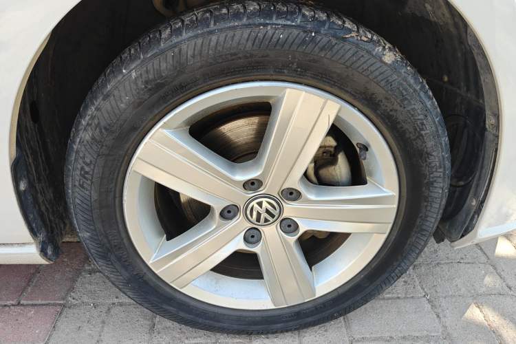 Used Volkswagen Golf 2018 1.6L Automatic Fashion Model Right Front Wheel Hub