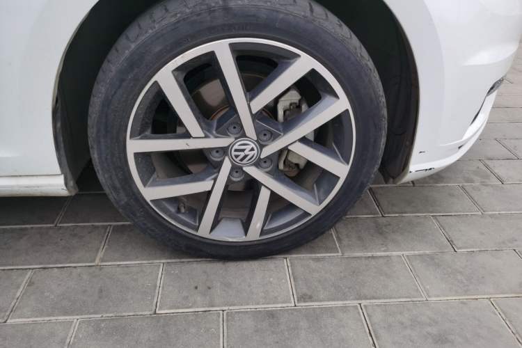 Used Volkswagen Golf 2018 230TSI Automatic Luxury Version Right Front Wheel Hub