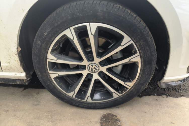 Used Volkswagen Golf 2018 280TSI Automatic R-Line Model Right Front Wheel Hub